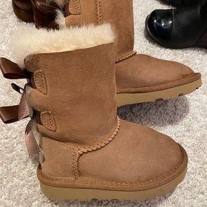 Uggs bailey bow in chestnut. size 7 toddler. Worn once.